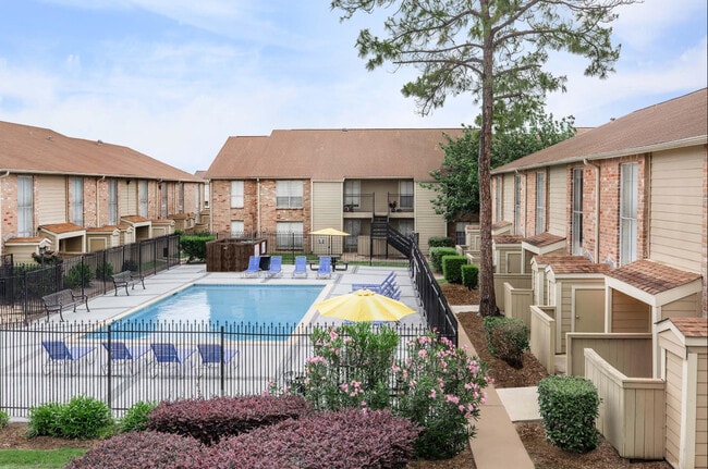 2 Pools - Summervale Apartments