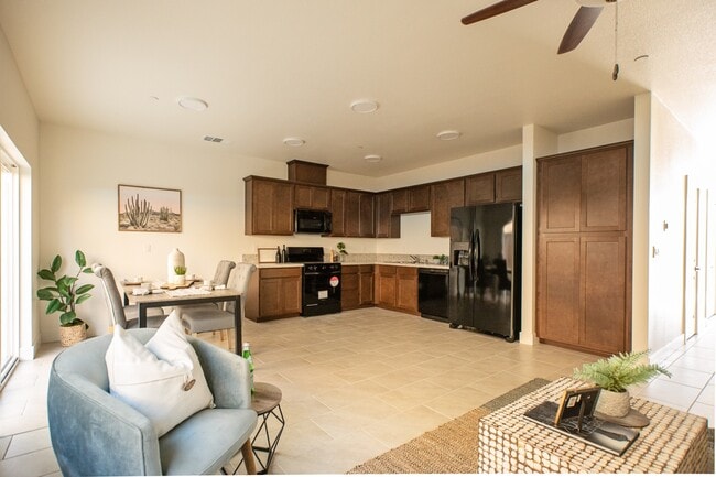 Building Photo - 902 N Olive Ave