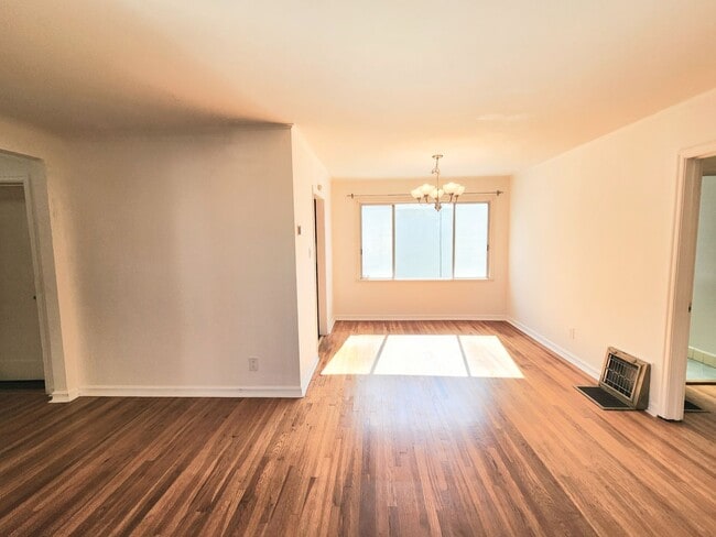 Building Photo - 2 bedroom duplex home