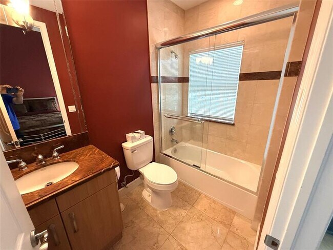 Building Photo - 3210 NE 5th St