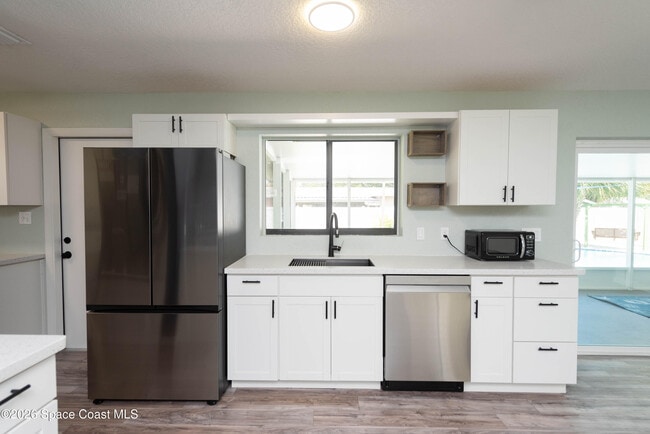 Building Photo - 347 S Lakeside Dr