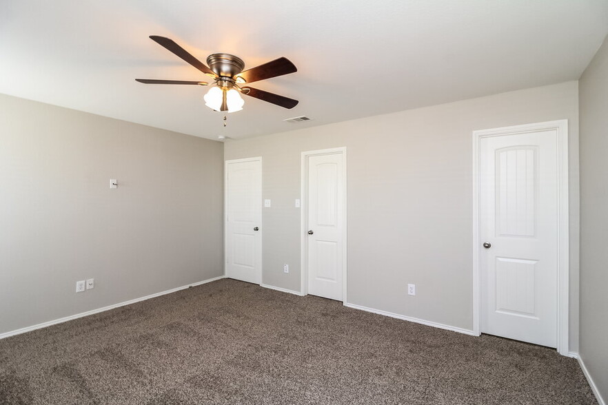 Building Photo - 2033 Pine Knot Dr