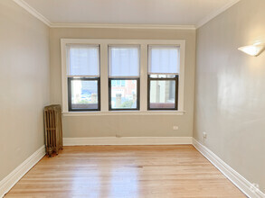 Building Photo - Large 1 Bed + Den in Superb Berwyn Locatio...