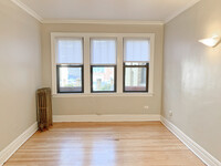 Building Photo - Large 1 Bed + Den in Superb Berwyn Locatio...