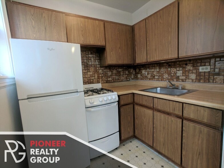 Building Photo - 739 W Belmont Ave