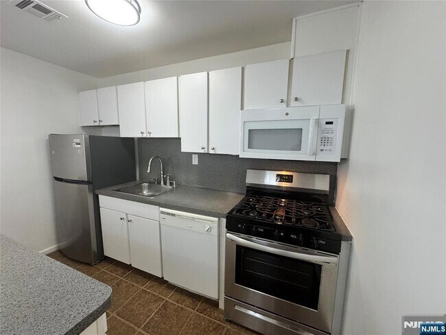 Building Photo - 225 Halladay St