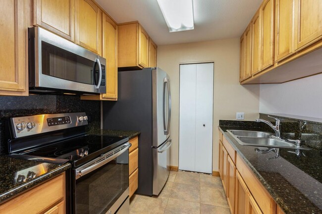 Building Photo - Upgraded and furnished 3 bedroom, 2 bath e...