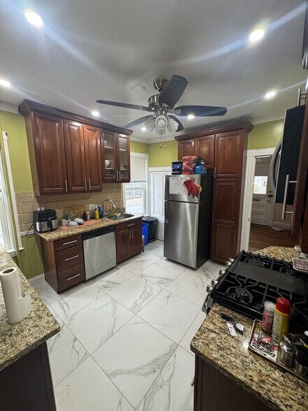 Building Photo - 71 Fairbanks St