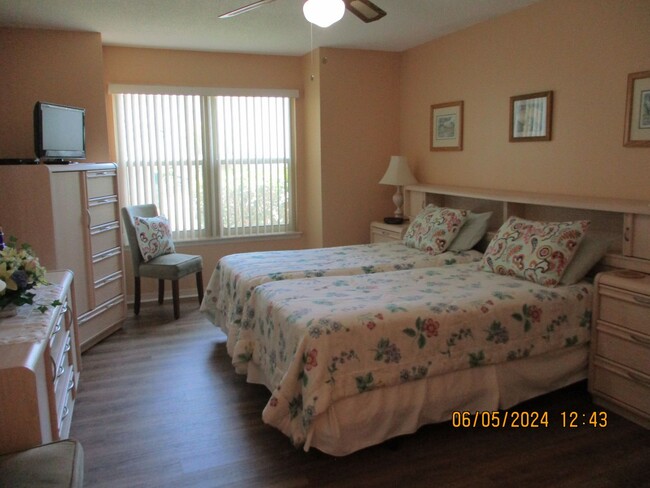 Building Photo - Centrally Located 2 bedroom, 2 bath, fully...