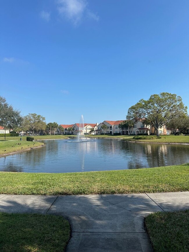 Building Photo - Palm Estates - Lake View