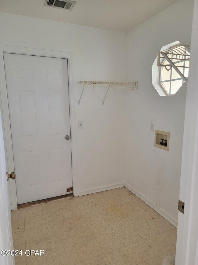 Building Photo - 1609 Vecuna Cir