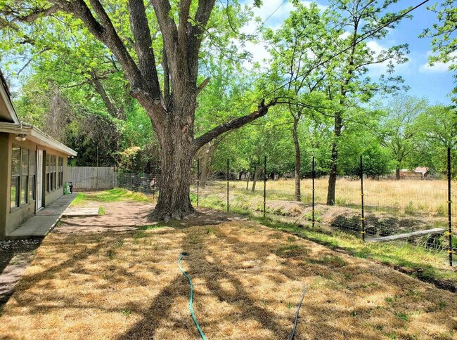 Building Photo - 21 Larkwood Ln