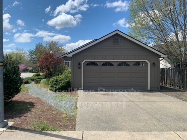 Primary Photo - 112 SE Independence Dr