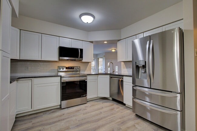 Building Photo - 1302 Foxmeadow Cir