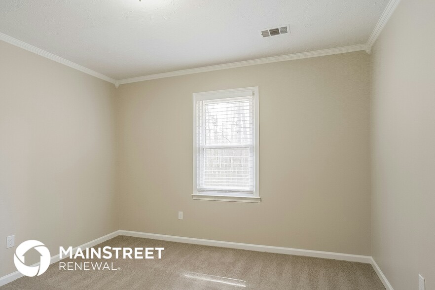 Building Photo - 2440 Hillboro Cir S W