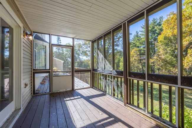 Building Photo - Charming 4 Bedroom Colonial with Updated K...