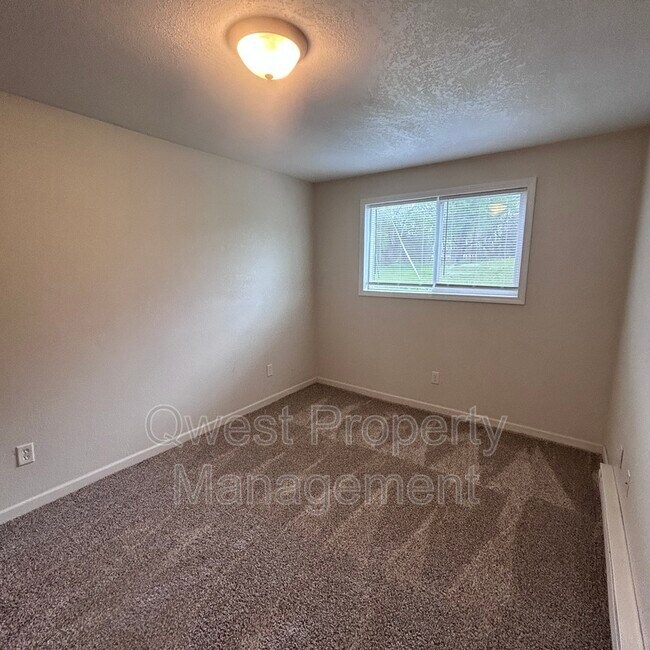 Building Photo - 409 E Woodlawn Ave