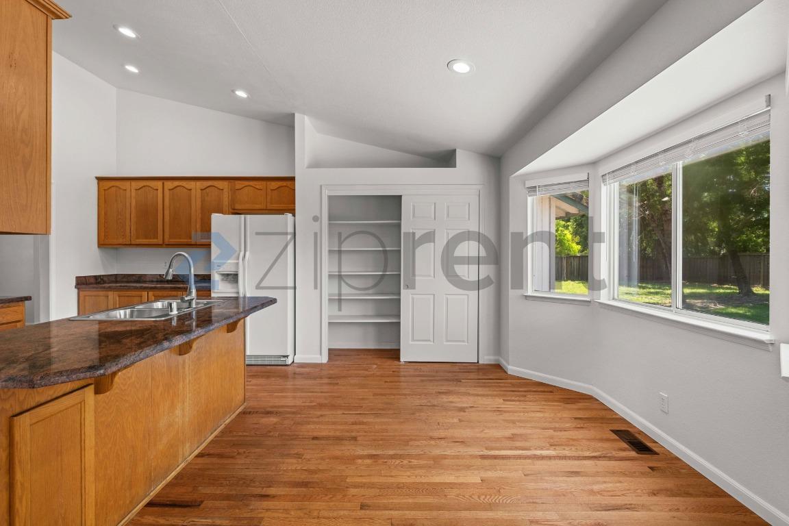 Building Photo - Unit