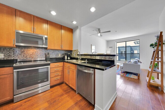 Building Photo - 355 Berry St