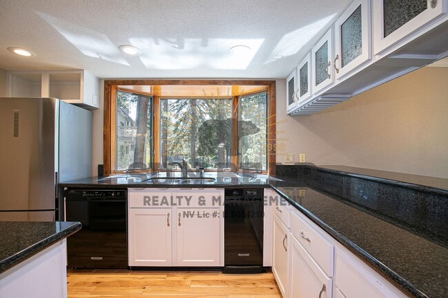 Building Photo - Gorgeous Condo in Central Incline - Dog fr...