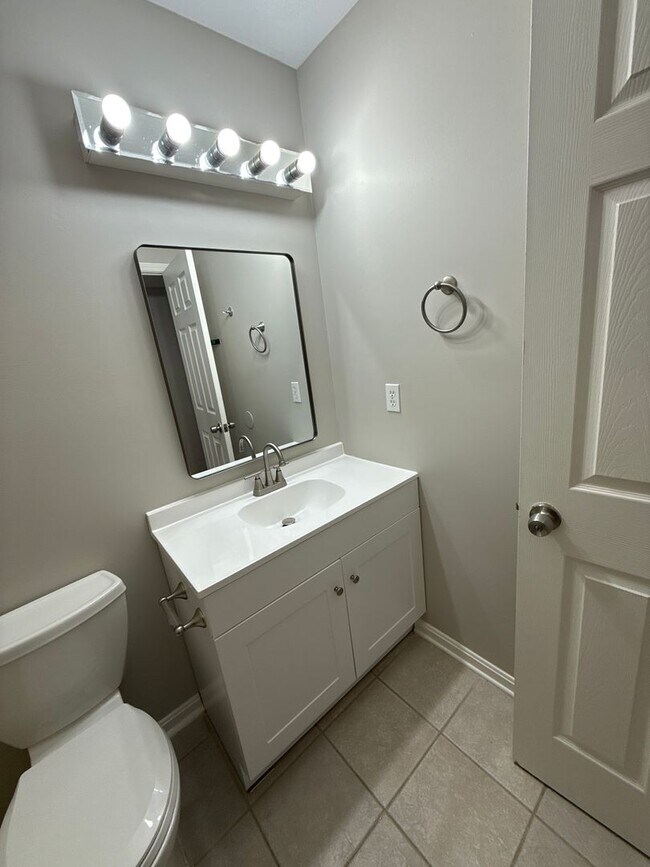 Building Photo - Nice duplex in a convenient location