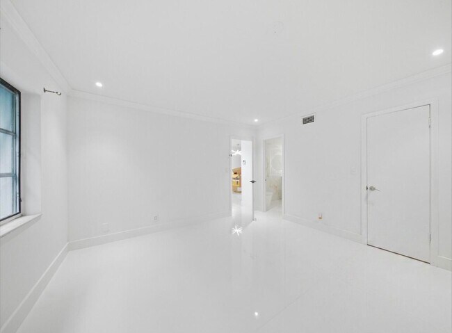 Building Photo - 3125 Oakland Shores Dr