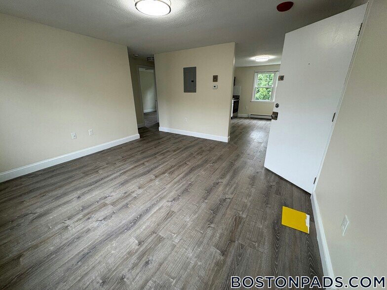 Building Photo - 9 River Dr