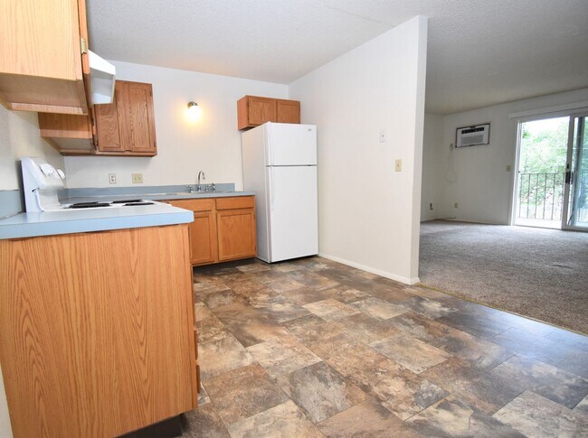 Building Photo - 2 Bedroom 1 Bath Centrally Located! Close ...