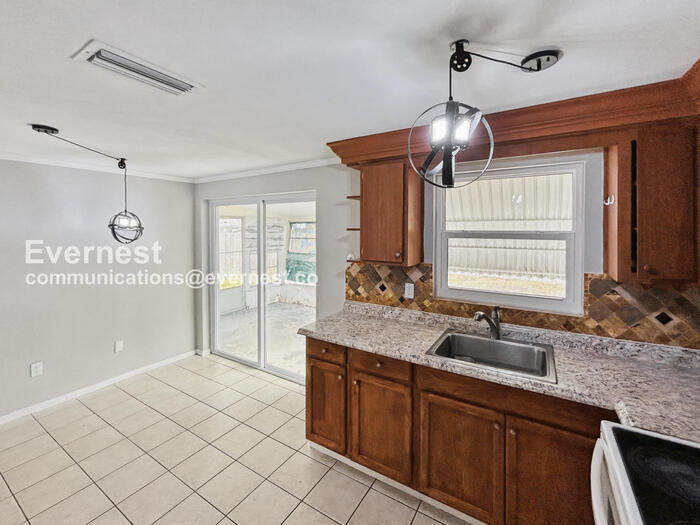 Building Photo - 2412 Arcadia Rd