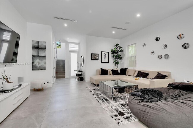 Building Photo - 3053 Gifford Ln