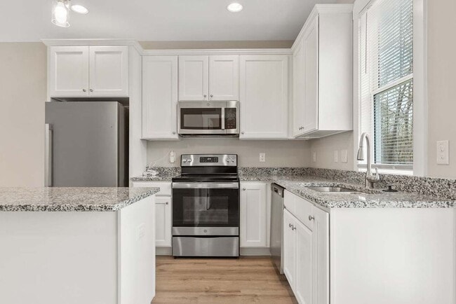 Building Photo - MUST SEE !! 2 Bedroom/2 Bath end unit avai...