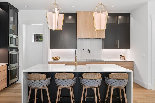 Building Photo - Custom 5 bedroom, 5 bathroom home with Woo...