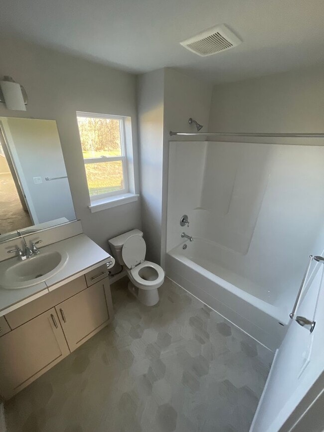 Building Photo - ** MOVE IN SPECIAL!** Must See in NE Albany!