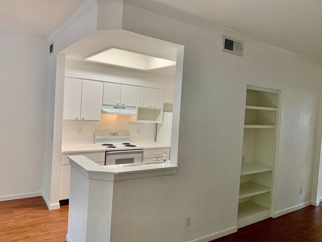 Building Photo - Amazing 1 bedroom, 1 bathroom Condo in Montevista!