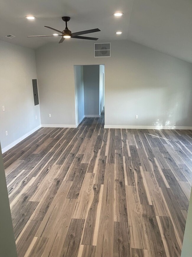 Building Photo - 4 Bedroom Home on 4 Acres, Crown Point Schools!