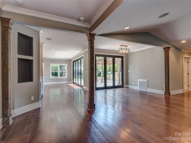 Building Photo - Amazing, Sprawling Ranch in Cotswold!