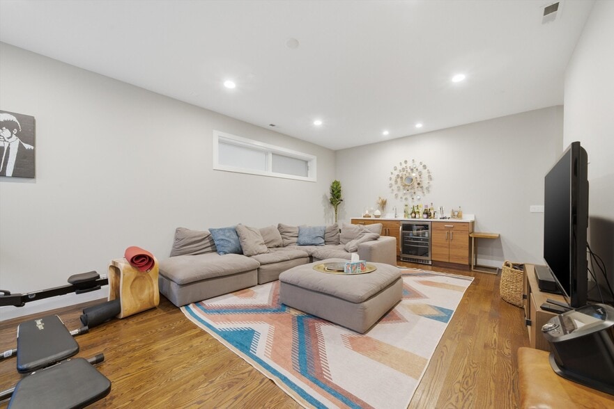 Building Photo - 2528 N Linden Pl