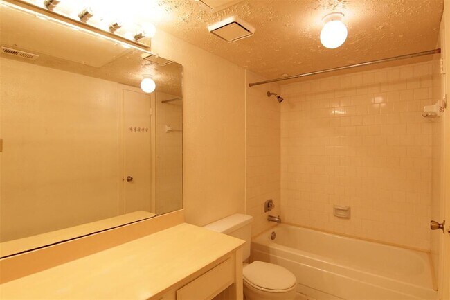 Building Photo - 10555 Turtlewood Ct