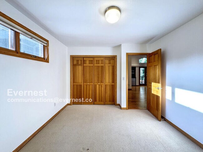 Building Photo - 990 Utica Cir