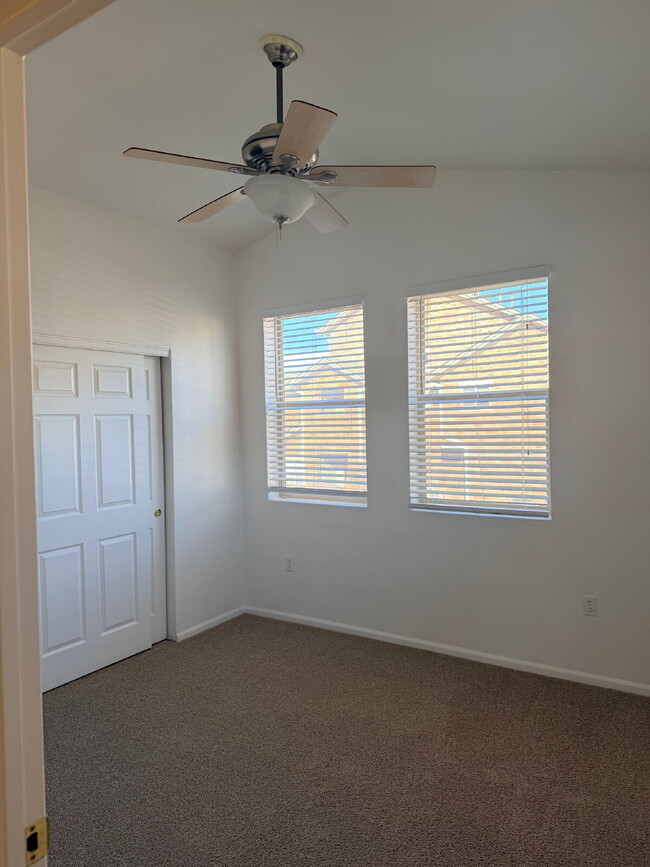 Building Photo - "Charming 2-Bed, 2-Bath condo Oasis in Aurora - 988 Sq Ft of Comfort!"