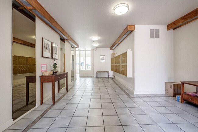 Building Photo - Advent - Low Deposit W/ Laundry & Parking!