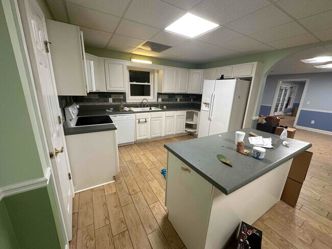 Building Photo - 691 Bear Creek Rd