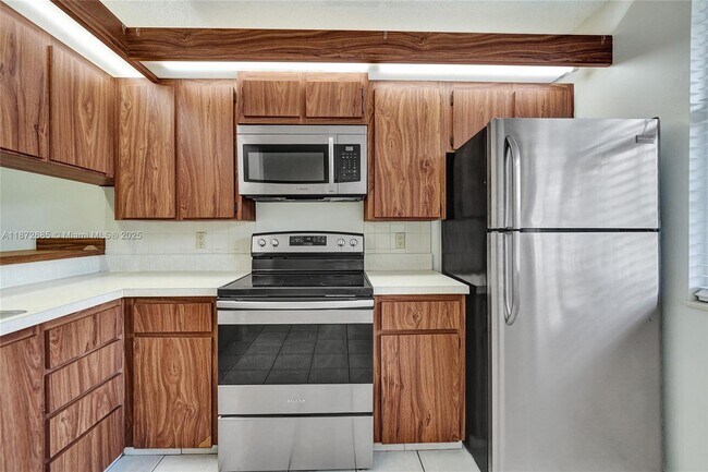 Building Photo - 1502 Whitehall Dr