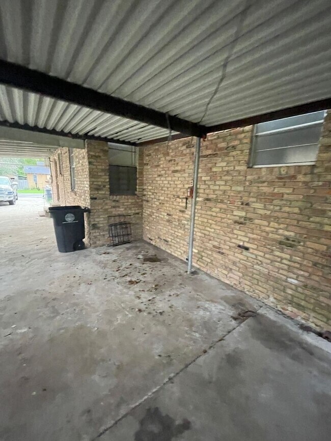 Building Photo - 3 bedrooms 2 baths - Section 8 Accepted