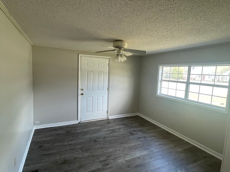 Building Photo - 102 W Cedar St