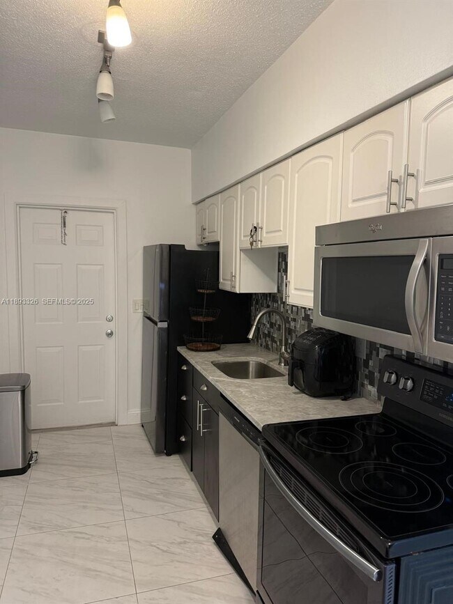 Building Photo - 2200 S Ocean Dr