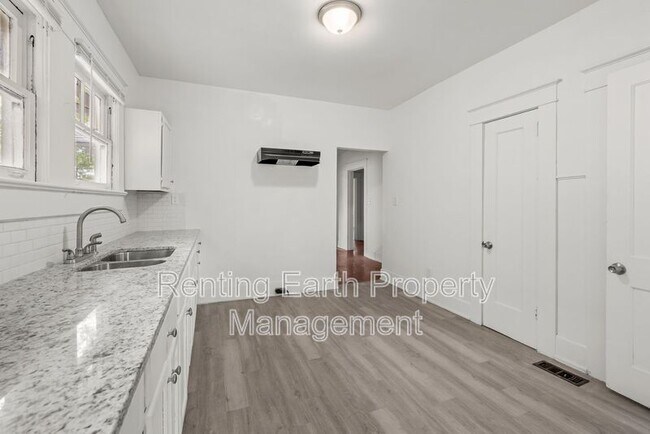 Building Photo - 1136 15th St SW