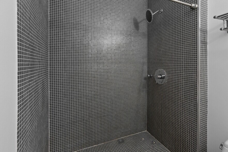 Building Photo - 6533 E Jefferson Ave