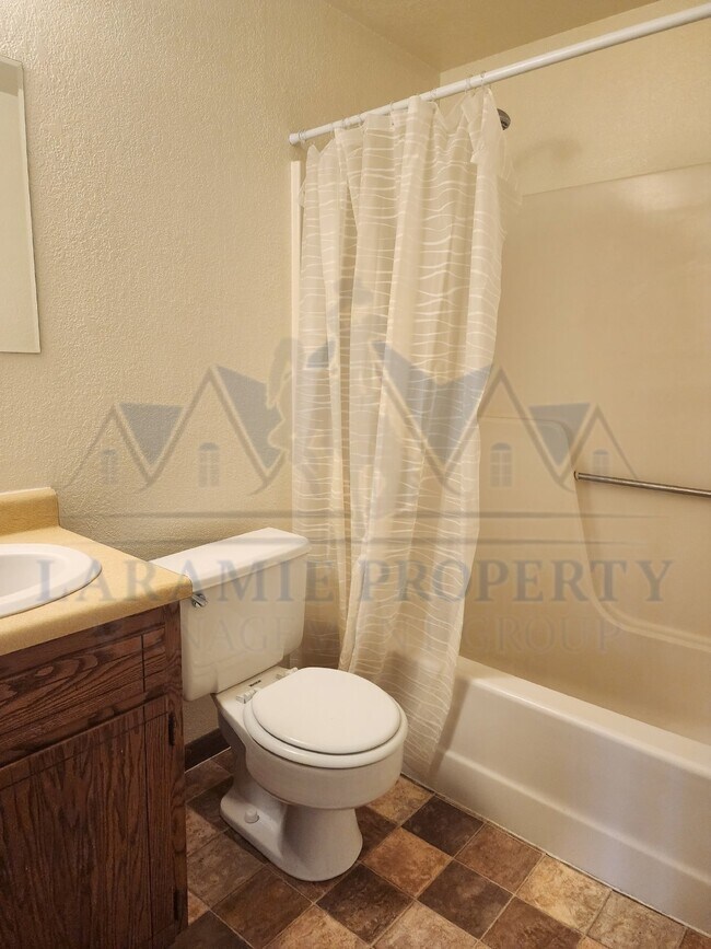 Building Photo - Charming 1 Bed, 1 Bath Apartment in Larami...