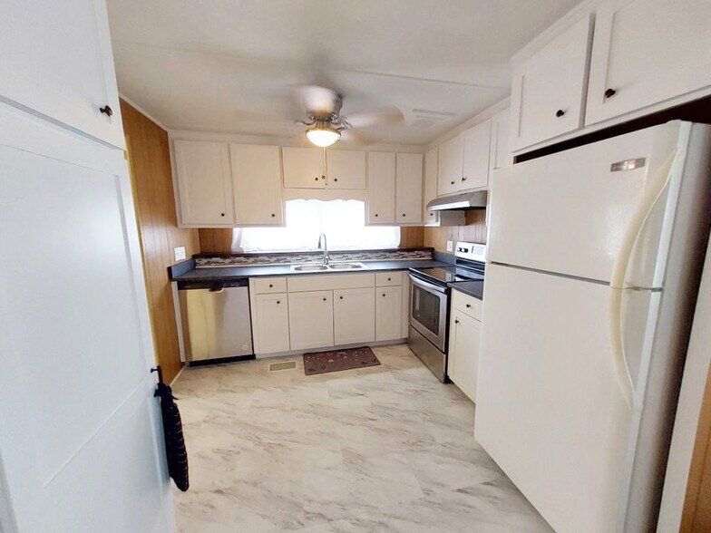 Building Photo - 810 51st Ave W